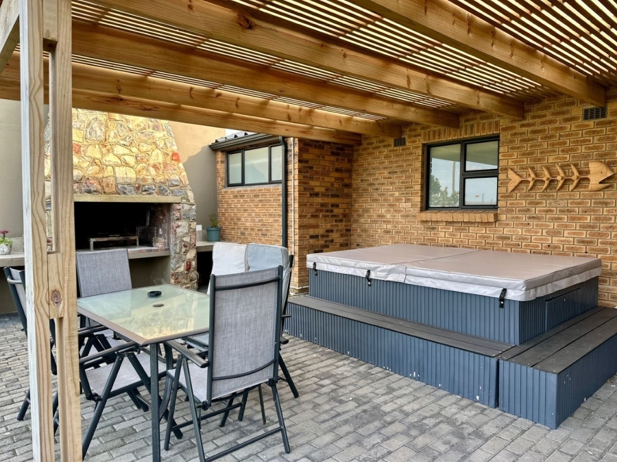 4 Bedroom Property for Sale in Sandbaai Western Cape